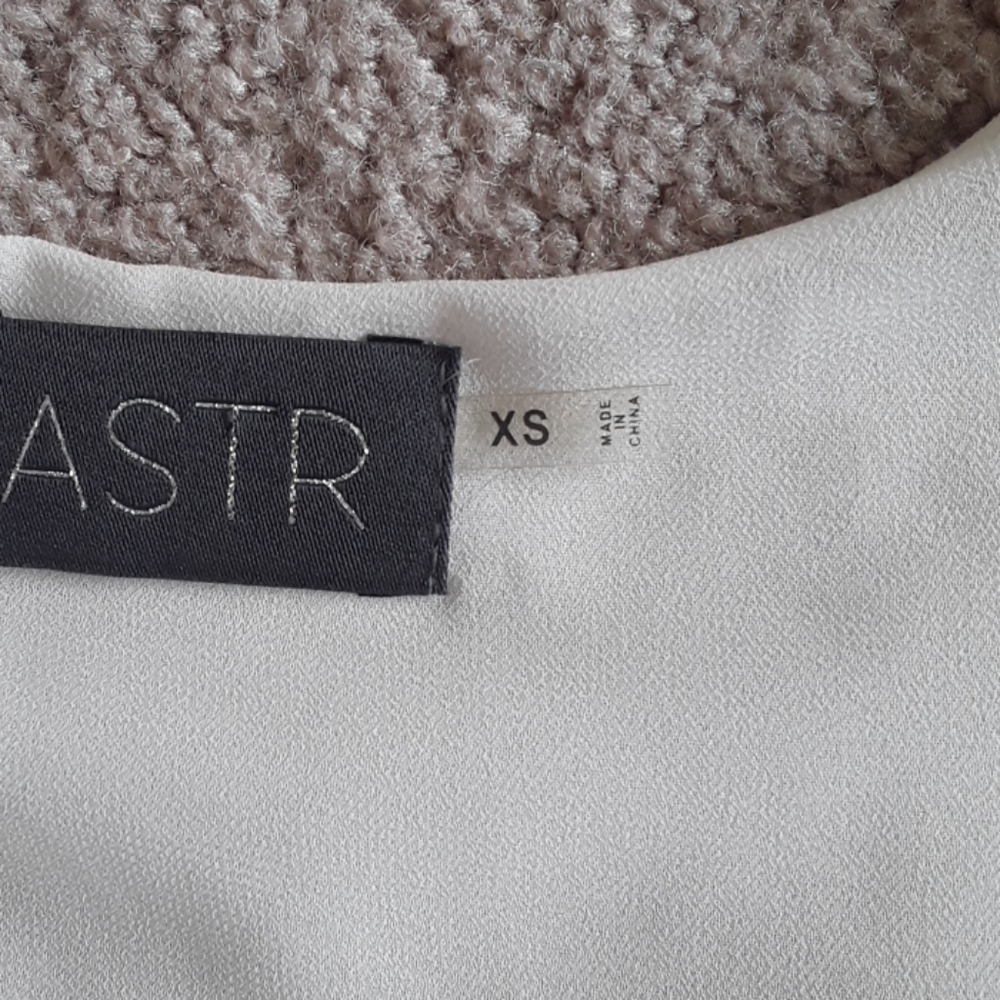 🐖ASTR xs black and off white tank top - Picture 2 of 3